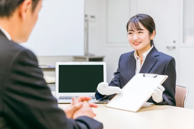 お客様に査定内容を説明するスタッフ