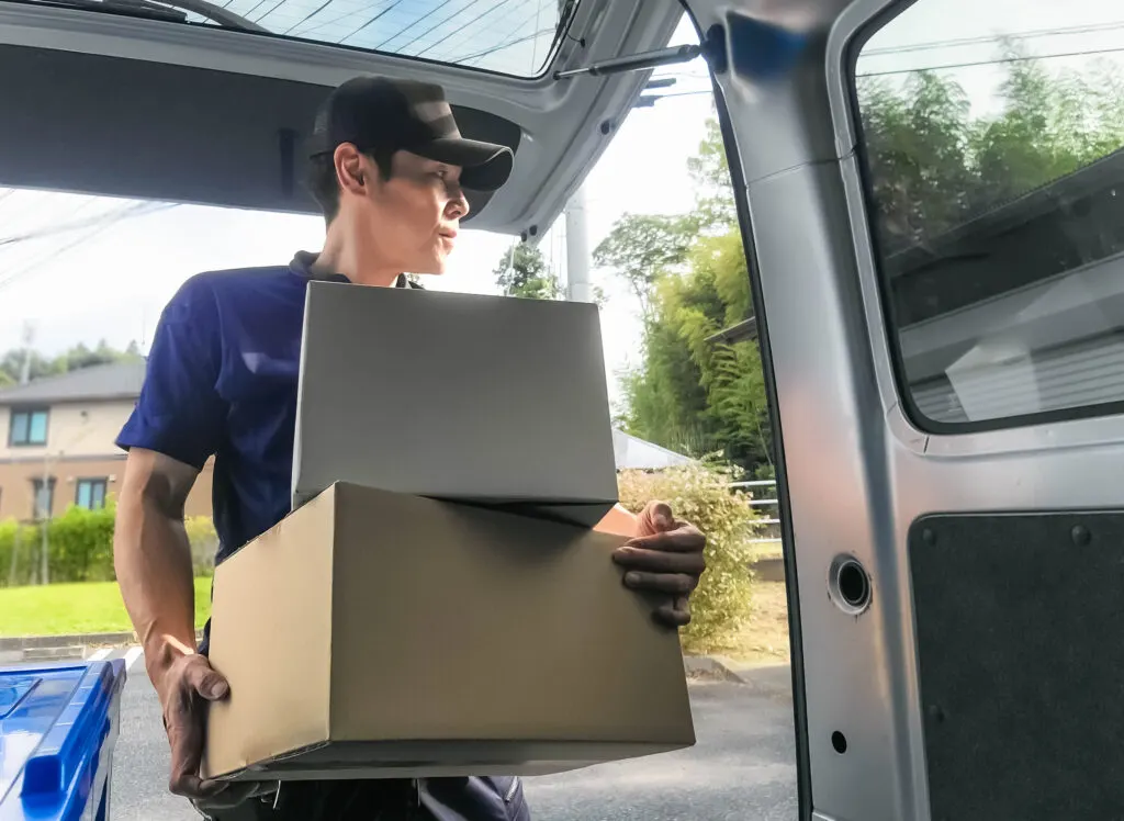 荷物を運ぶスタッフ