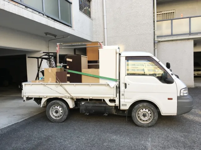 軽トラックで回収に伺う様子